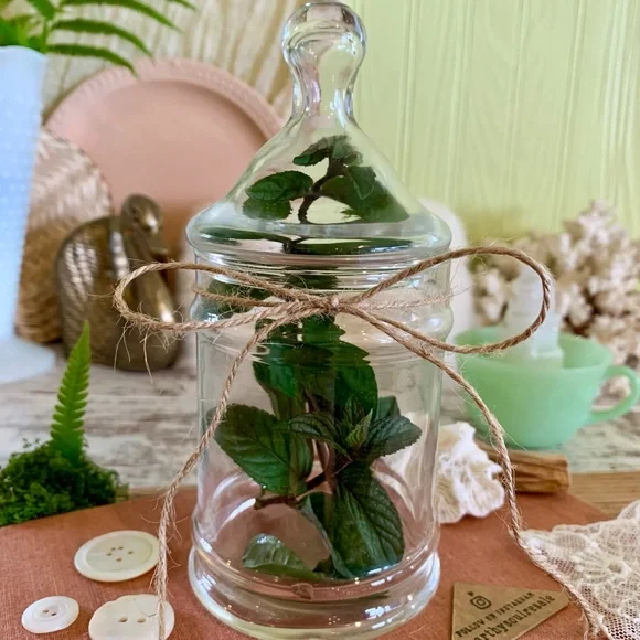 Vintage Glass Canister 🫙 - Picture 2 of 9